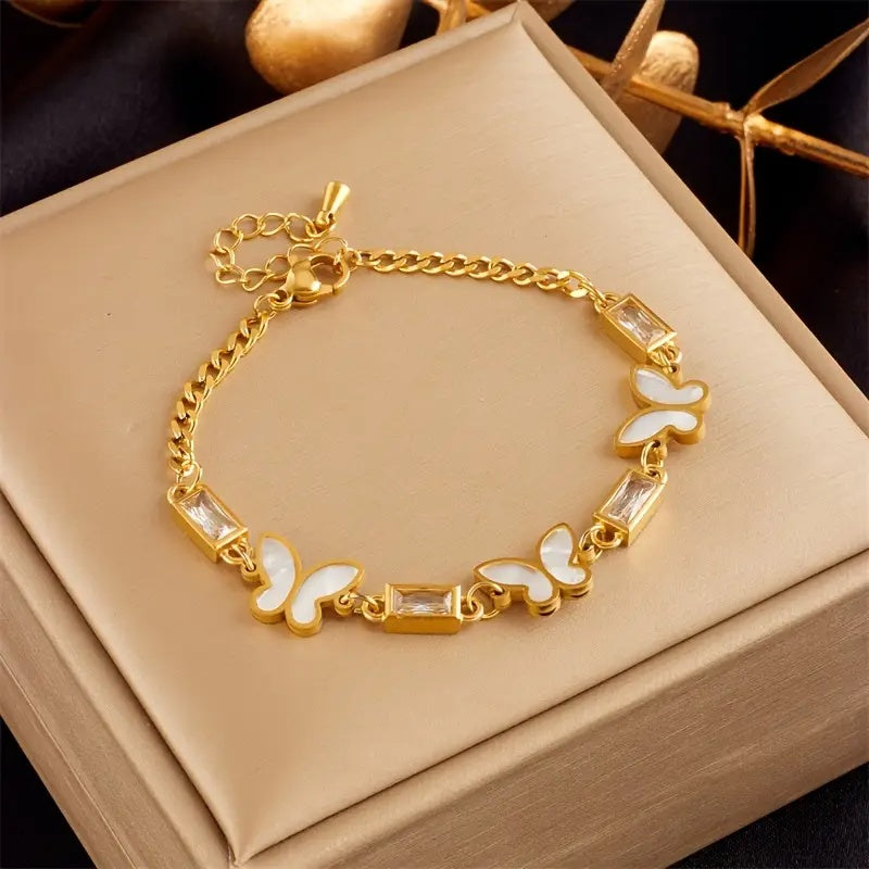 Schmetterlings-Armband 'Amelia' – Vergoldet mit Zirkonia und Perlmutt-Details