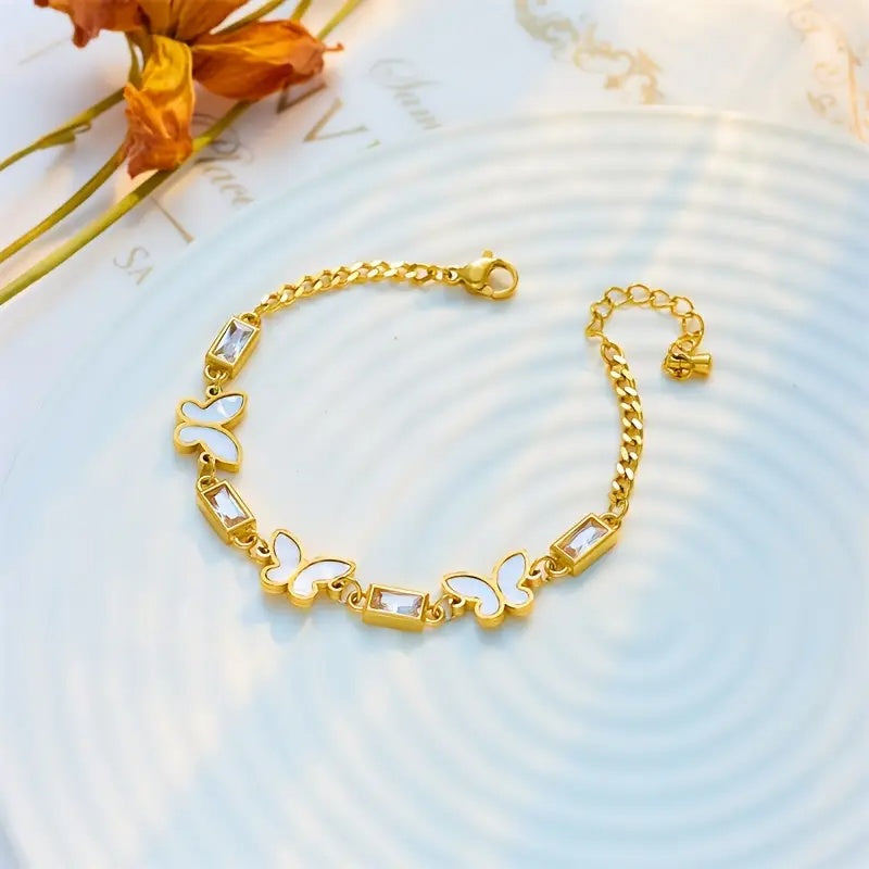 Schmetterlings-Armband 'Amelia' – Vergoldet mit Zirkonia und Perlmutt-Details